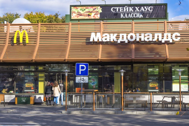 Restauracja McDonald's w Rosji; fot. shutterstock.com McDonald's w Rosji całkowicie zrezygnuje z importu surowców żywnościowych