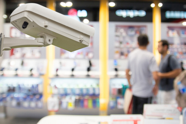 Wymiana nagrań z monitoringu pozwala skuteczniej ścigać sklepowych złodziei. fot. shutterstock Sieci handlowe wymieniają się zdjęciami z monitoringu