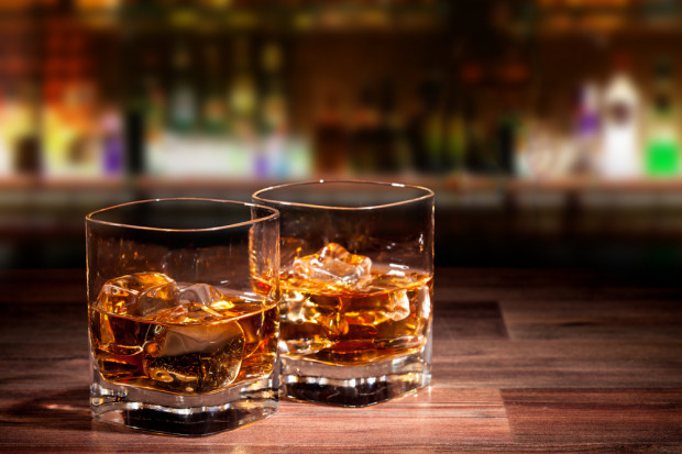 Na rynku coraz trudniej o starsze roczniki whisky. fot. shutterstock Rynek będzie zalewany przez młodą i tanią whisky