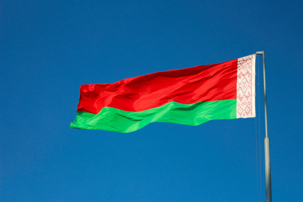 Flaga Białorusi fot. shutterstock Białoruś: Kolejne wysokie grzywny za akcję poparcia dla drobnych kupców