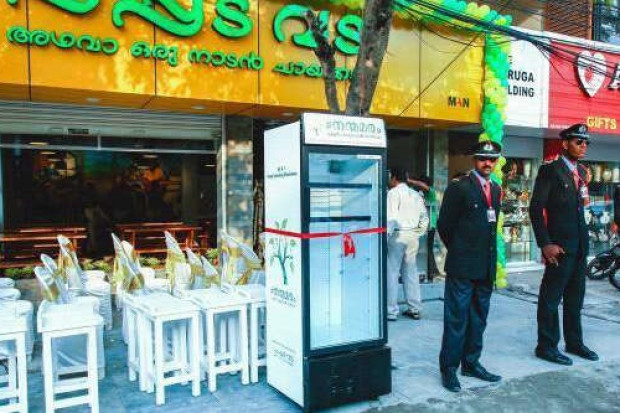 fot. Facebook.com/Pappadavada Wystawiła lodówkę przed restaurację żeby biedni nie musieli wyjadać resztek