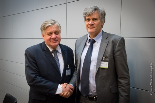 W Paryżu, na marginesie spotkania Ministrów Rolnictwa OECD, minister Krzysztof Jurgiel spotkał się z ministrem rolnictwa, leśnictwa i przemysłu rolno-spożywczego Francji Stéphanem Le Follem. Fot. za minrol.gov.pl Ministrowie rolnictwa Polski i Francji chcą wesprzeć producentów owoców i warzyw