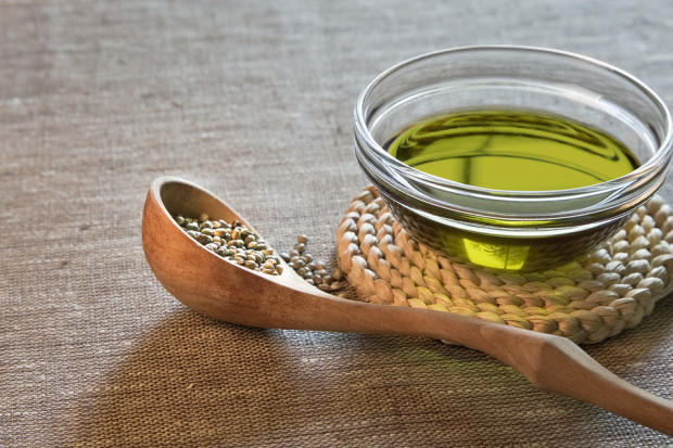 Olej konopny słynie z wysokiej zawartości nienasyconych kwasów tłuszczowych. fot. shutterstock Olej konopny - Bez cholesterolu, ale nie do smażenia