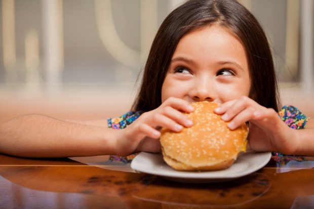 Słodkie i słone przekąski spożywa już 99 proc. dzieci w wieku przedszkolnym. fot. shutterstock Polskie dzieci jedzą zbyt dużo wysokokalorycznych przekąsek