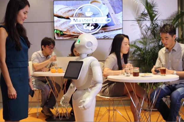 Fot. Mastercard Nietypowy kelner w restauracjach Pizza Hut. Roboty obsłużą gości
