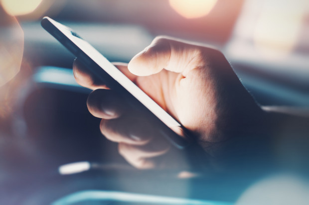 Fot. Shutterstock Rośnie liczba konsumentów kupujących przez urządzenia mobilne