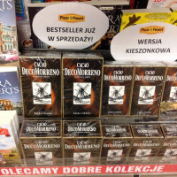Sieć Piotr i Paweł wyeksponowała DecoMorreno w regale książkowym. fot. facebookowy profil sieci Piotr i Paweł Kakao DecoMorreno zostało...książką i hitem internetu