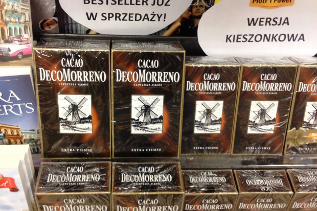 Sieć Piotr i Paweł wyeksponowała DecoMorreno w regale książkowym. fot. facebookowy profil sieci Piotr i Paweł Kakao DecoMorreno zostało...książką i hitem internetu
