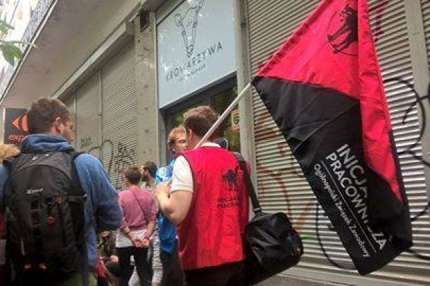 Protest rozpoczął się przed lokalem przy ul. Hożej, jednej z dwóch warszawskich restauracji Krowarzywa. fot. Facebook.com/Inicjatywa Pracownicza Warszawa Krowarzywa a prawa pracownicze. Protest w wegańskiej restauracji w Warszawie