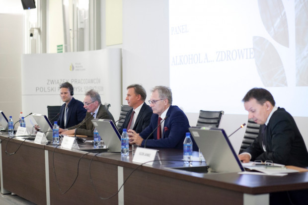 Uczestnicy debaty "Alkohol a zdrowie" podczas III Kongresu Branży Spirytusowej. fot. Paweł Pawłowski III Kongres Branży Spirytusowej: W edukacji na temat alkoholu jest wiele do zrobienia