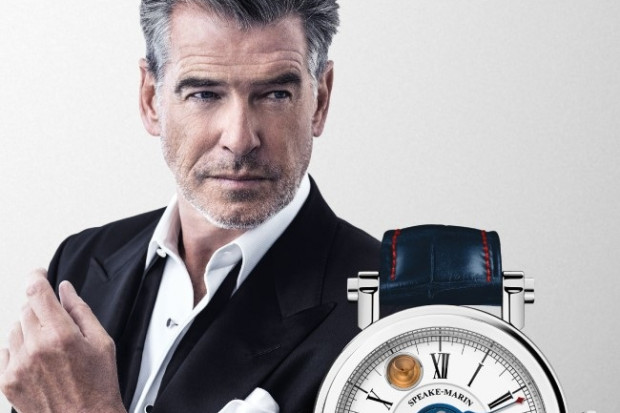 fot. mat. pras. Pierce Brosnan w reklamie zegarka z kroplą rumu