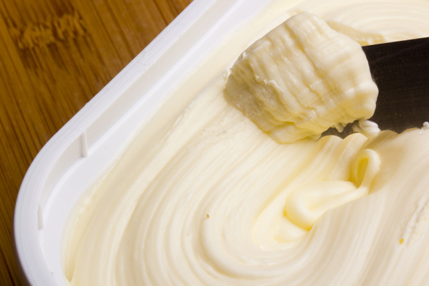Polacy przypisują margarynie takie cechy, jak prozdrowotność i funkcjonalność. fot. shutterstock Polacy obawiają się, że margaryna jest zbyt wysoko przetworzona. Czy słusznie?