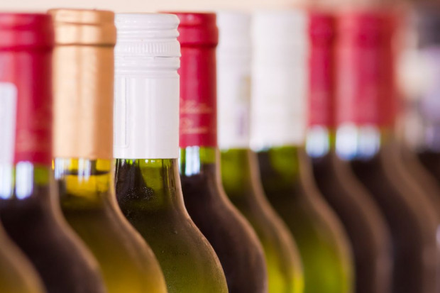 fot. shutterstock.com Portugalczycy chcą sprzedawać wino dojrzewające na dnie oceanu