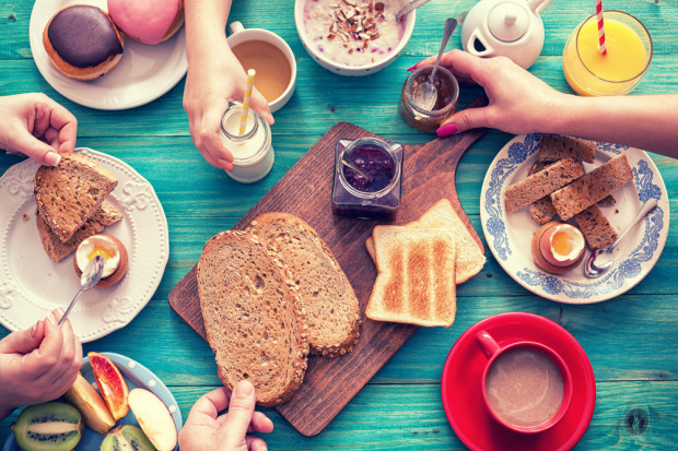 fot. shutterstock Polacy na śniadanie najczęściej wybierają pieczywo i wędlinę, rzadziej mleko