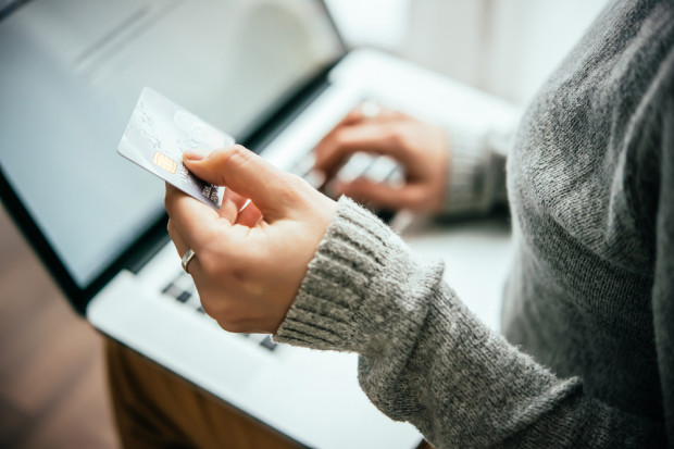 Fot. shutterstock E-commerce: Większa sprzedaż odzieży, akcesoriów i dodatków