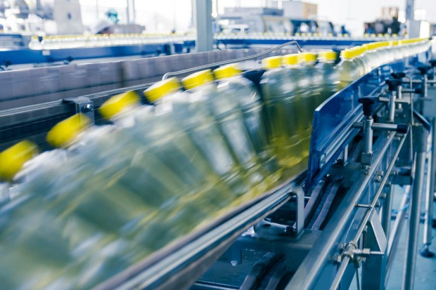 fot. shutterstock.com Prawo wodne: Obniżono podwyżki dla producentów napojów