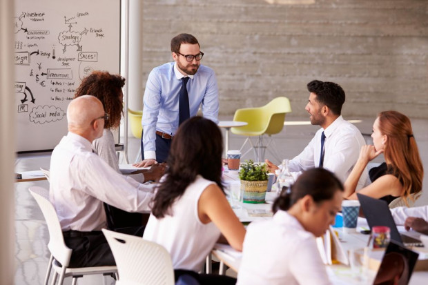 fot. shutterstock Praca w dużej firmie: Nie trzeba wybierać tradycyjnej ścieżki kariery