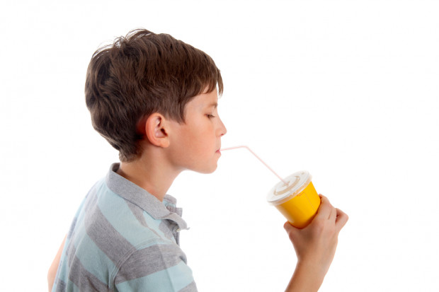 fot. shutterstock.com Napoje, słodycze, chipsy i fast food – to najczęściej kupują młodzi Polacy