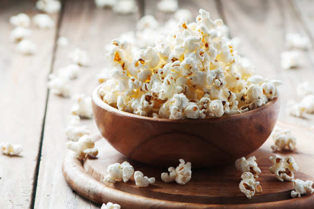 fot. shutterstock Dietetyk: Domowy popcorn może być wartościową przekąską