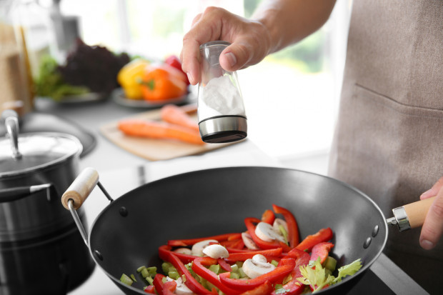 Spożycie soli w Polsce zmniejszyło się z 15 g na osobę dziennie w 1998 r. do około 11 g w 2015 roku. fot. shutterstock Obniżenie spożycia soli przez społeczeństwo zajmie lata