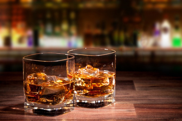 fot. Shutterstock Polacy kupili 28 mln butelek szkockiej whisky; coraz bardziej lubią też droższe odmiany irlandzkiej