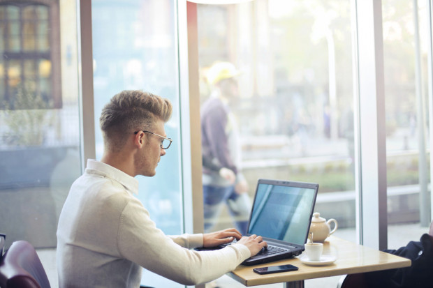Fot. shutterstock Amerykański start-up zamienia restauracje w biura dla freelancerów