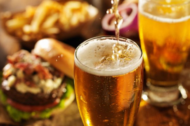 fot. Shutterstock Coraz mniej alkoholu w piwie. Polacy szukają w nim smaku, a nie procentów