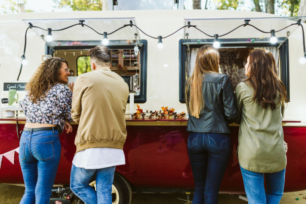 fot. shutterstock Moda na street food zadomowiła się u nas już na stałe