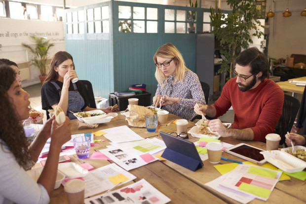 Fot. shutterstock Badanie: Co Polacy jedzą w pracy?