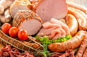 fot. Shutterstock Klienci wolą zjeść mniej wędlin, ale smaczniej