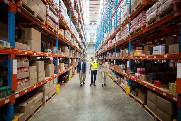 Fot. shutterstock Praca: Ile zarabiają pracownicy magazynu?