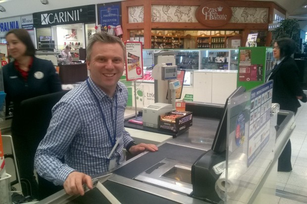 Martin Beháň na kasie Tesco w Krakowie, fot. za mojetesco.pl Tesco: Dyrektor zarządzający pracował na kasie w hipermarkecie