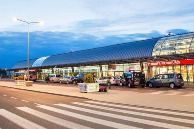 fot. facebook.com/pg/LotniskoWarszawaModlin Prezes UOKiK wyraził zgodę dotyczącą koncentracji sklepów na lotniskach