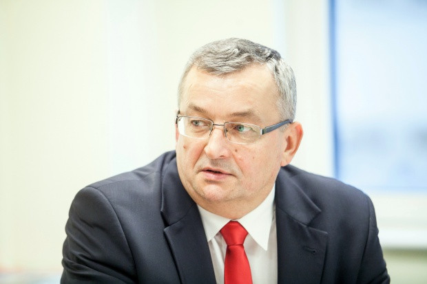 Andrzej Adamczyk, minister infrastruktury Polska będzie chciała zablokować przepisy o płacy minimalnej w transporcie