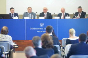 Uczestnicy pierwszej części Kongresu i panelu zatytułowanego „Gospodarka” fot. Paweł Pawłowski, zelaznastudio.pl Branża spirytusowa i przedstawiciele władz dyskutowali o rozwoju branży i jej wpływie na gospodarkę (relacja)
