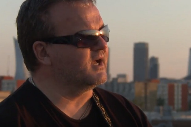 Marek Posobkiewicz w klipie, kadr za YouTube Kolejna muzyczna kampania GIS, tym razem na temat suplementów (wideo)