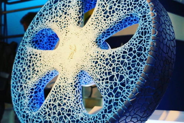 fot. materiały prasowe Michelin z prototypową oponą z papieru, puszek i resztek jedzenia