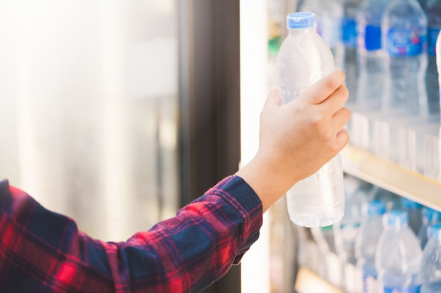 fot. shutterstock.com USA: Spożycie wód butelkowanych wreszcie wyższe od napojów gazowanych. Zobacz 3 najważniejsze trendy