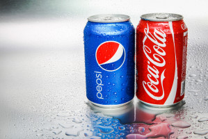 fot. shutterstock Więcej reklam napojów w gazetach, a mniej w radiu. Coca-Cola liderem