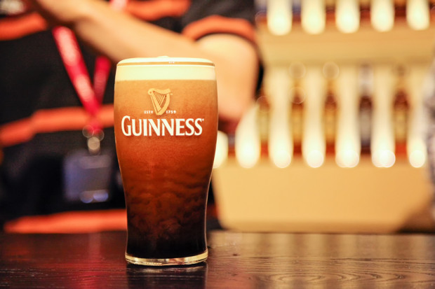 fot. shutterstock Właściciel Guinnessa i Smirnoffa tnie pensje nawet o połowę