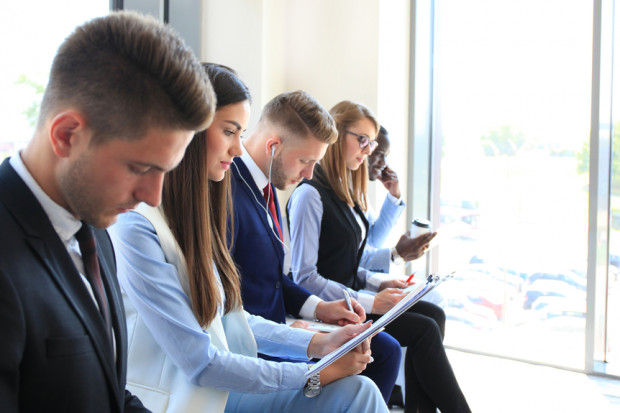 fot. shutterstock PIP o nieprawidłowościach przy zatrudnianiu młodych pracowników w wakacje