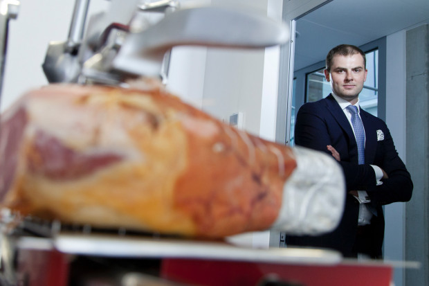 Robert Rutkowski właściciel firmy RobRut Distribution, fot. Paweł Pawłowski/Żelaznastudio Włoskie szynki dojrzewające nie są dużo droższe od polskich tradycyjnych wędlin