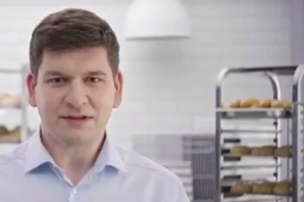 Michał Zajezierski, wiceprezes zarządu piekarni Nowel w reklamie sieci Lidl Nowel zachęca do kupowania pieczywa z Lidla
