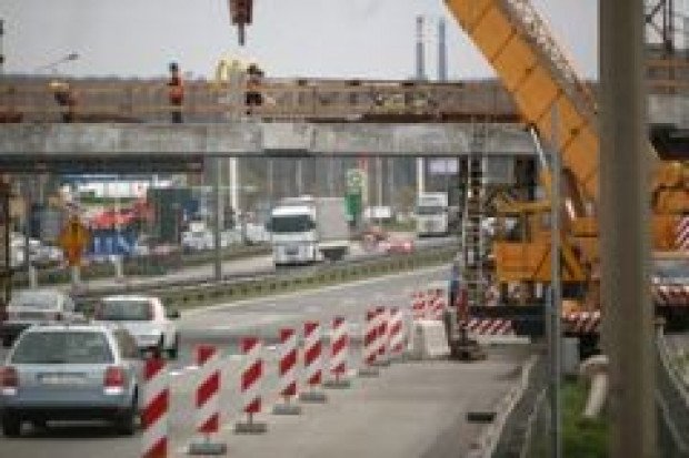 Budowa sieci dróg i autostrad postępuje coraz szybciej