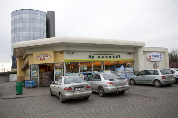 Sklepy na stacjach paliw pozwalają sieciom handlować w dni świateczne