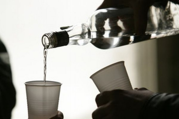 Polacy piją coraz mniej, roczne spożycie czystego alkoholu na głowę spadło z 9 do 6,7 l