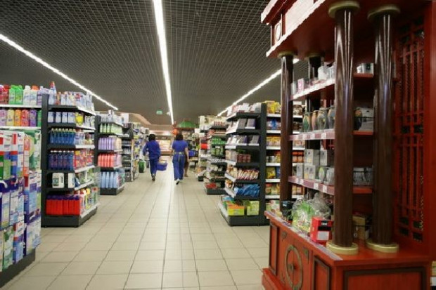 Raport z supermarketów: Mobbing i szantażowanie pracowników grafikiem