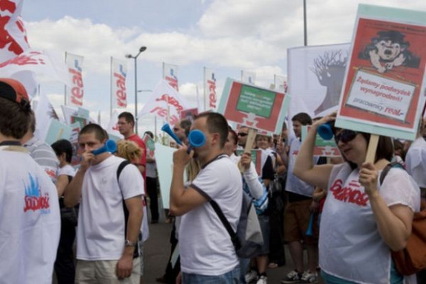 Europejskie związki zawodowe handlu protestują przeciwko wykorzystywaniu kryzysu do obniżek wynagrodzeń w sklepach