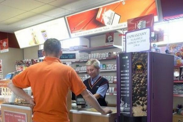 Przybywa sklepów przy stacjach paliw