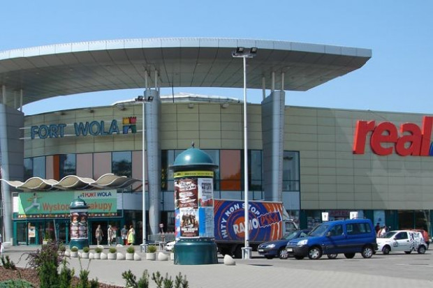 fot. www.tommex.com.pl Strzelanina przed hipermarketem Real na Woli. Policja szuka dwóch bandytów
